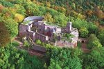 Luftaufnahme von Burgruine Nanstein umgeben vom Pfälzerwald